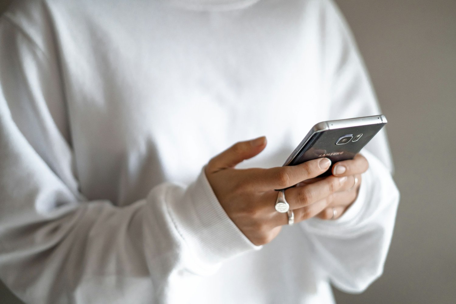 Patient using the DRAI app